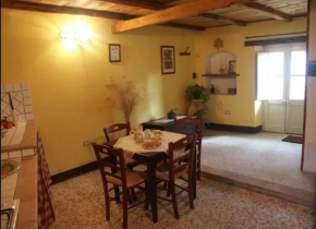 casa gialla in stile siciliano vicino Etna e Taormina Francavilla Di Sicilia